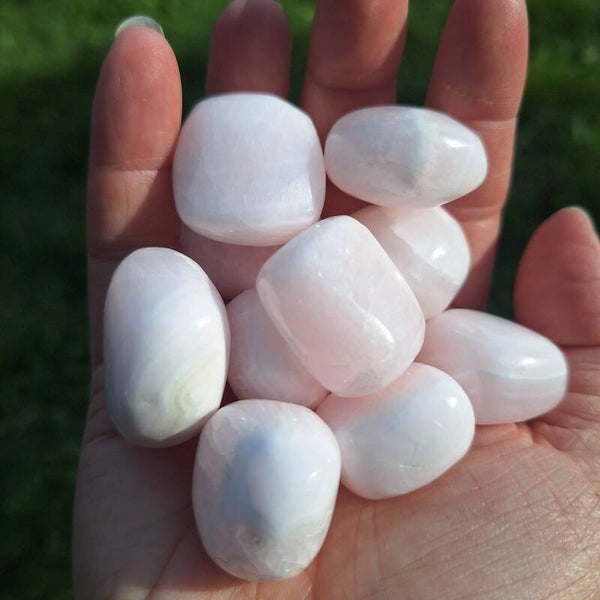Pierre roulée en manganocalcite