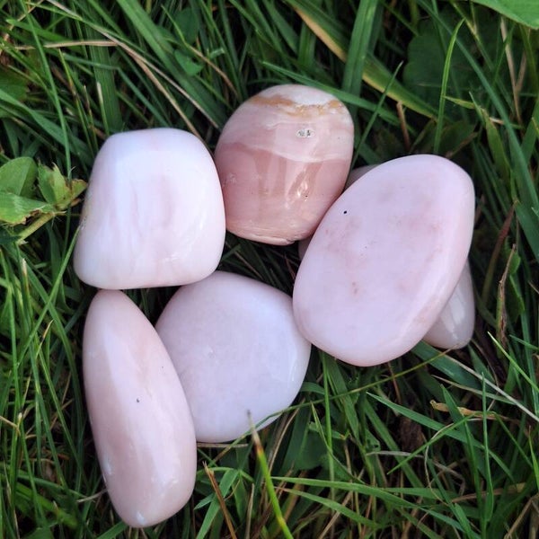 Pierre roulée en opale rose des Andes