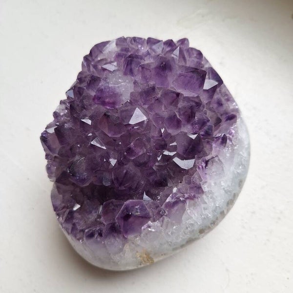Morceau de géode améthyste semi-polie