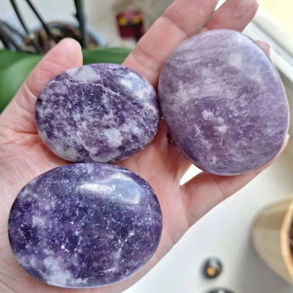 Galet en lépidolite