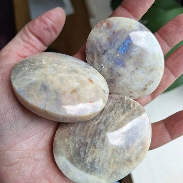 Galet en pierre de lune et soleil