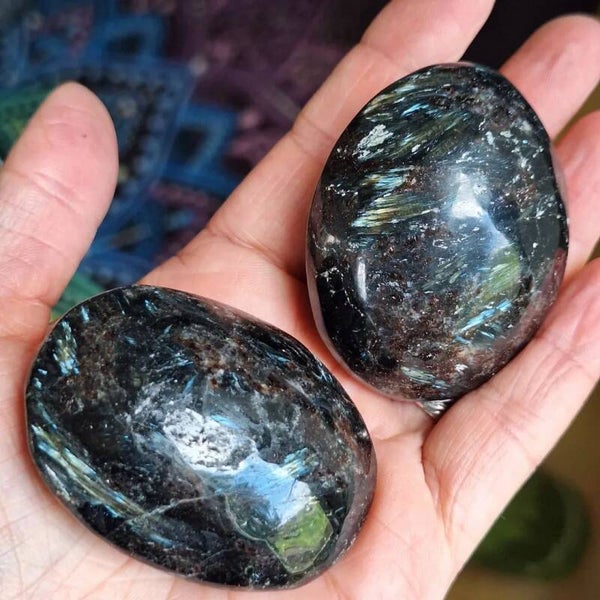 Galet en astrophyllite