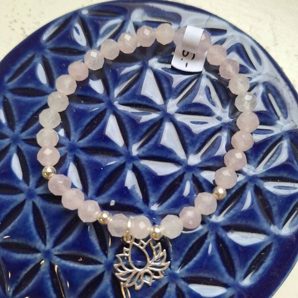 Bracelet en quartz rose à facettes avec lotus