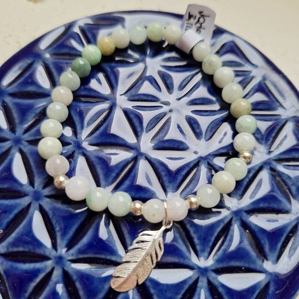 Bracelet en jade de Birmanie avec plume