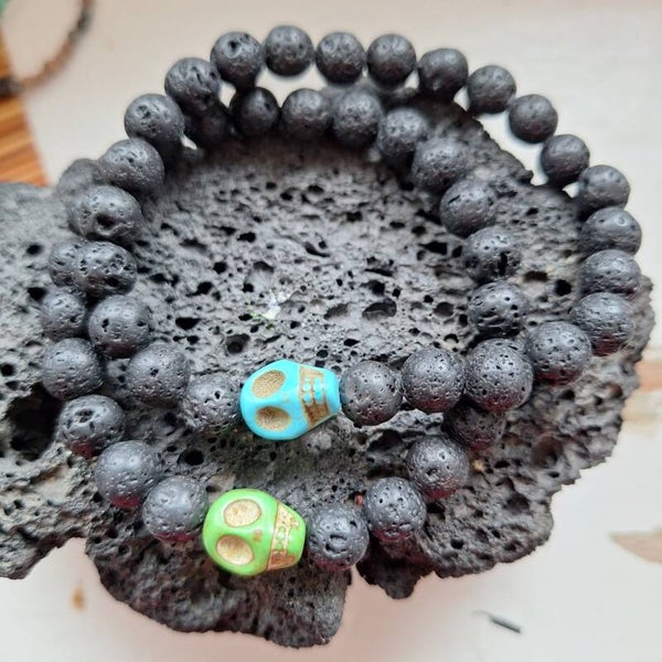 Bracelet lave et crâne en howlite teintée
