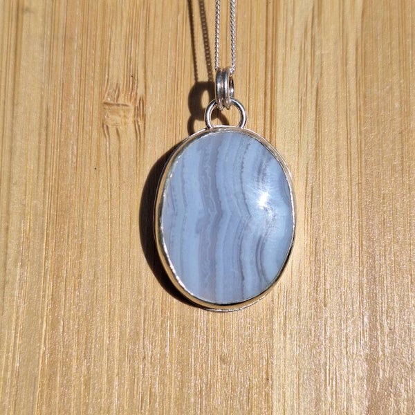 Pendentif en calcédoine avec libellule