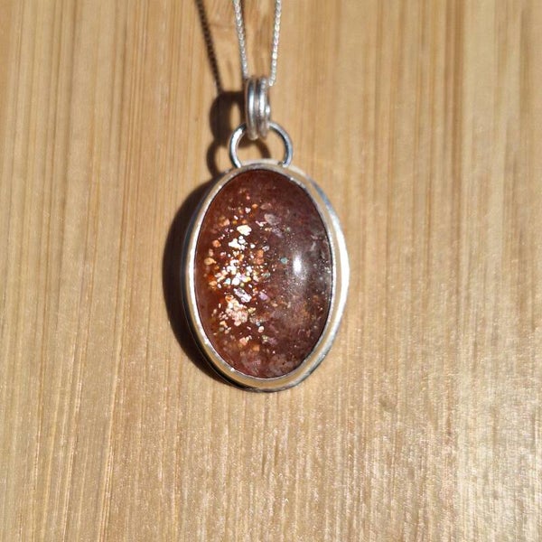 Pendentif en pierre de soleil avec ginkgo