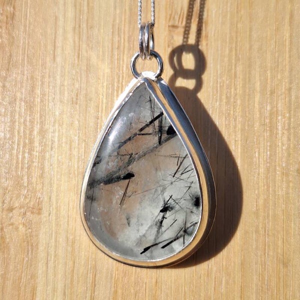 Pendentif en quartz à inclusion de tourmaline avec hibou