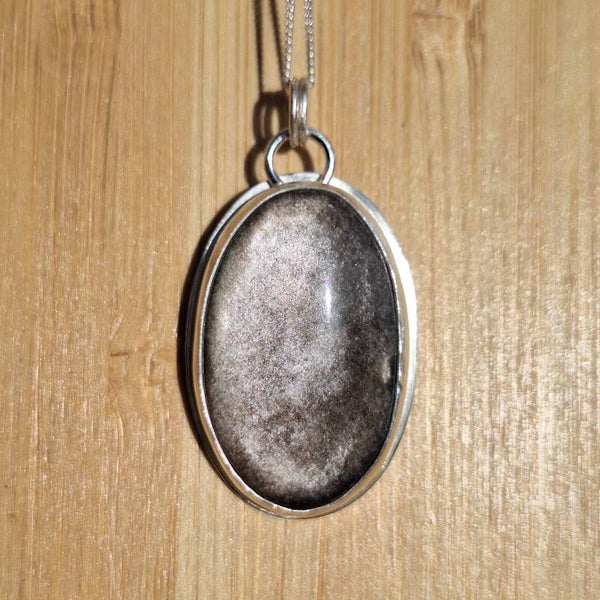 Pendentif en obsidienne argentée avec corbeau