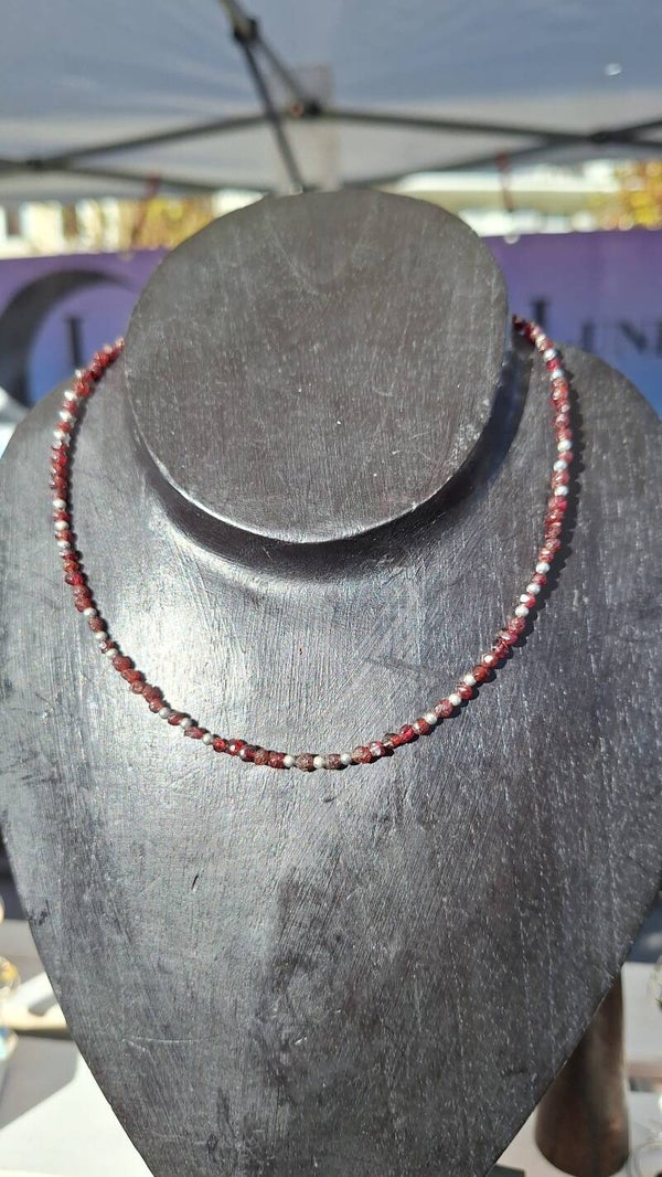 Collier court grenat