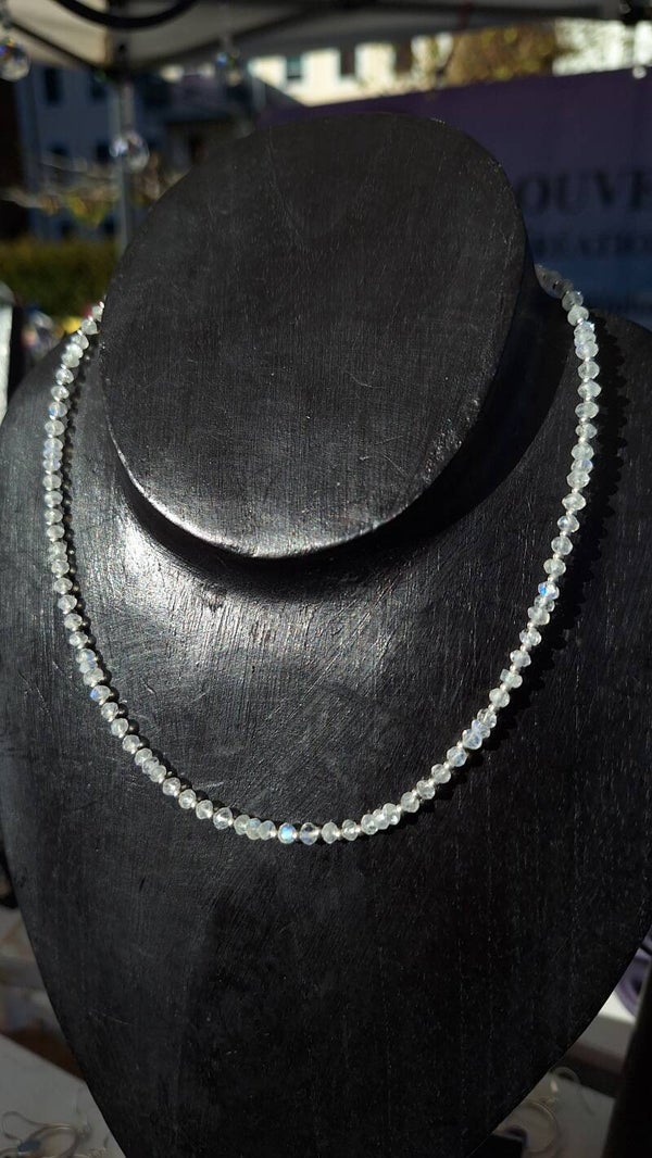 Collier court en péristérite (pierre de lune arc-en-ciel