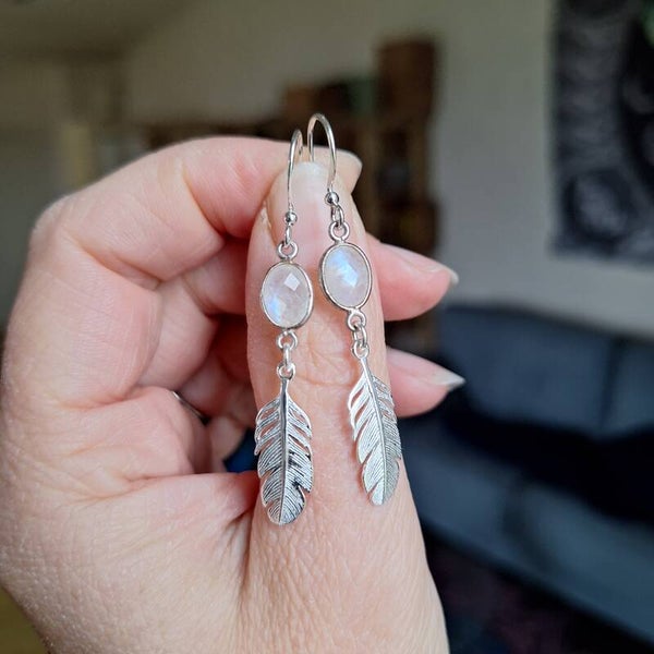 Boucles d'oreilles plume et pierre de lune arc-en-ciel