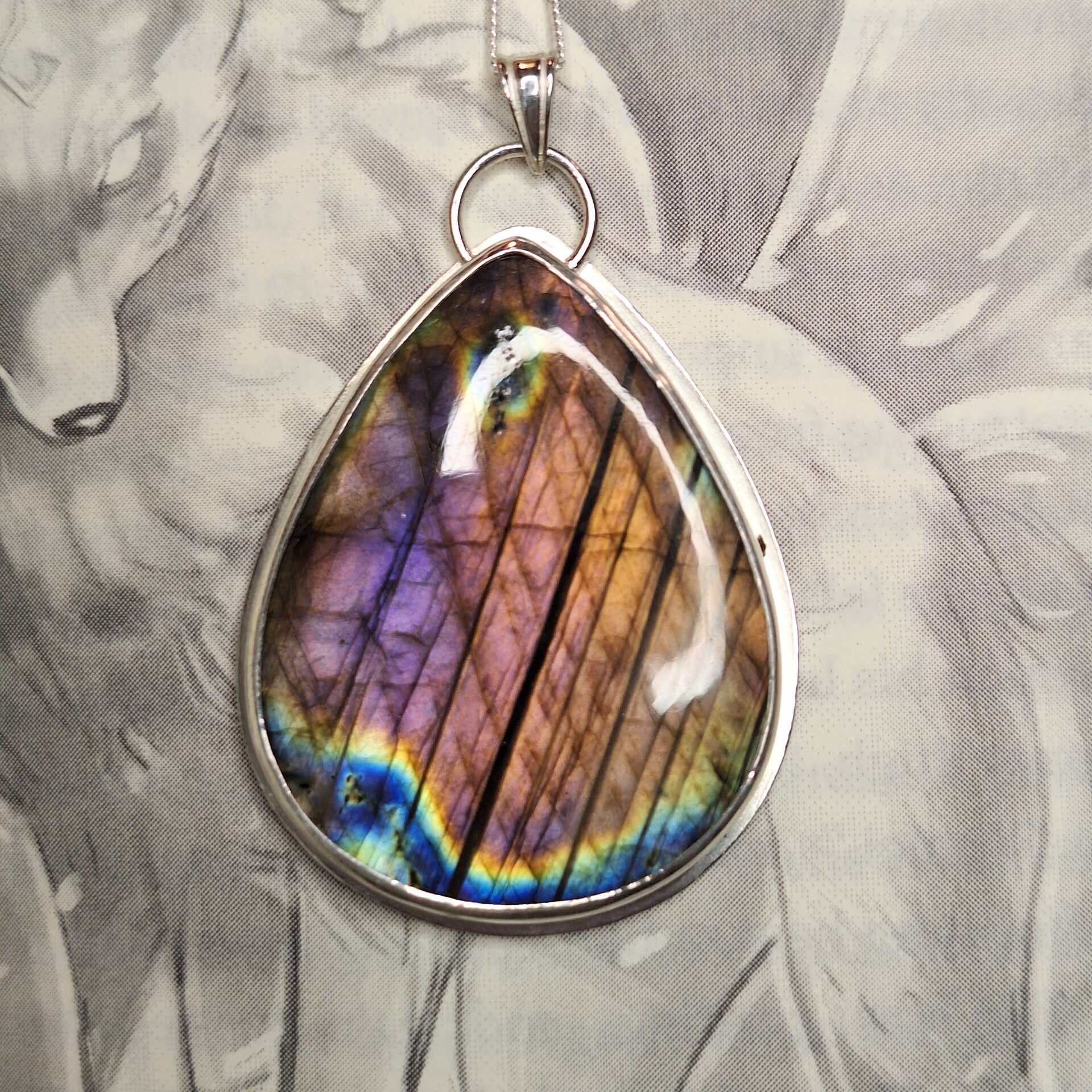 Pendentif labradorite multicolore et loup