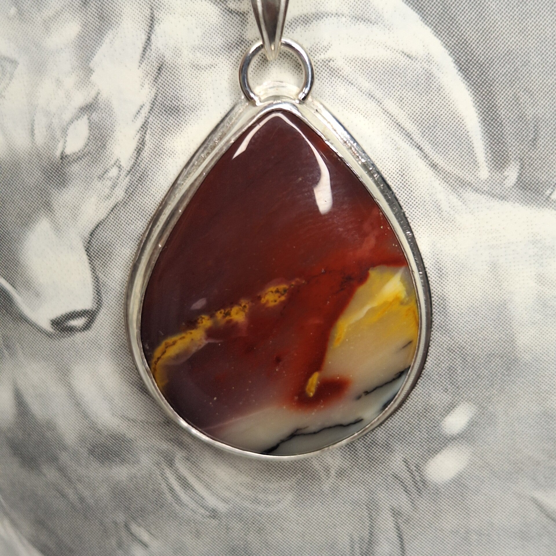 Pendentif en mookaite avec écureuil