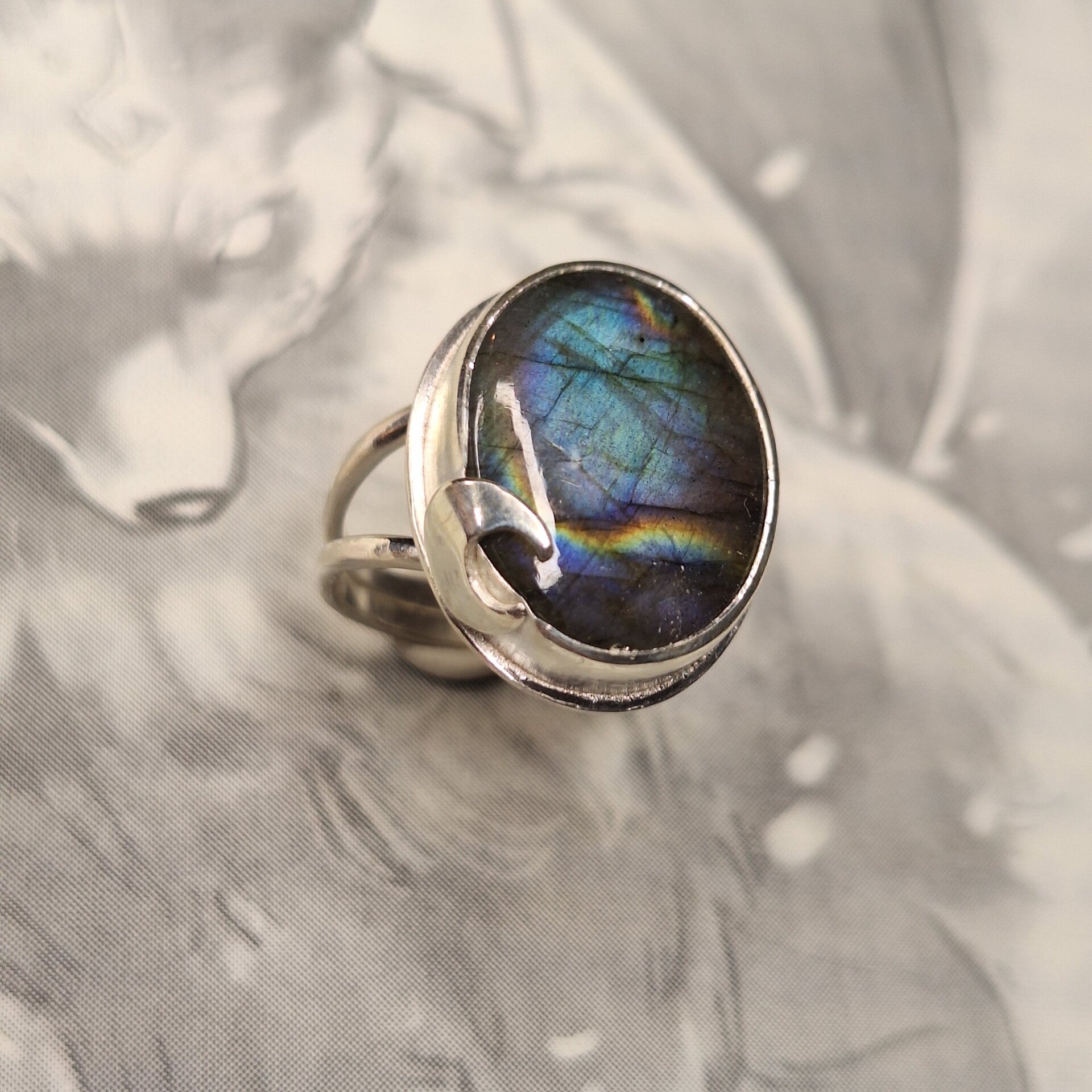 Bague en labradorite avec lune