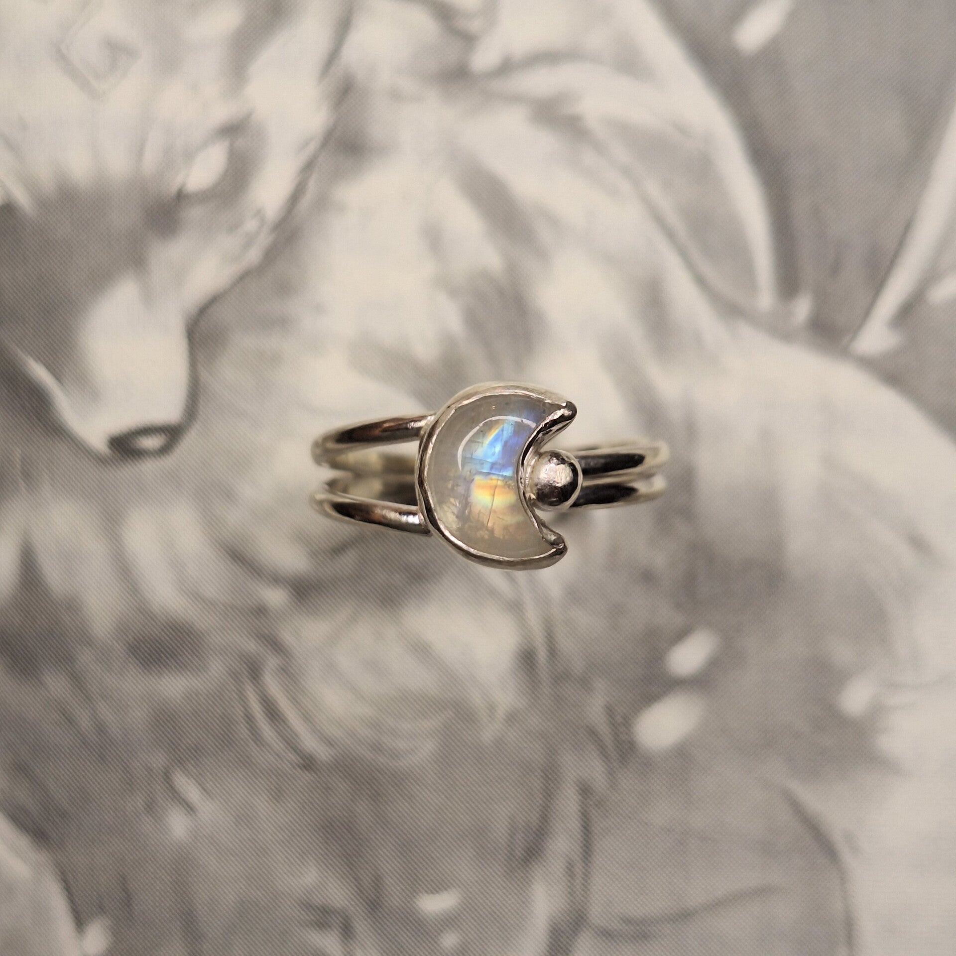 Bague lune double anneau avec pierre de lune arc-en-ciel