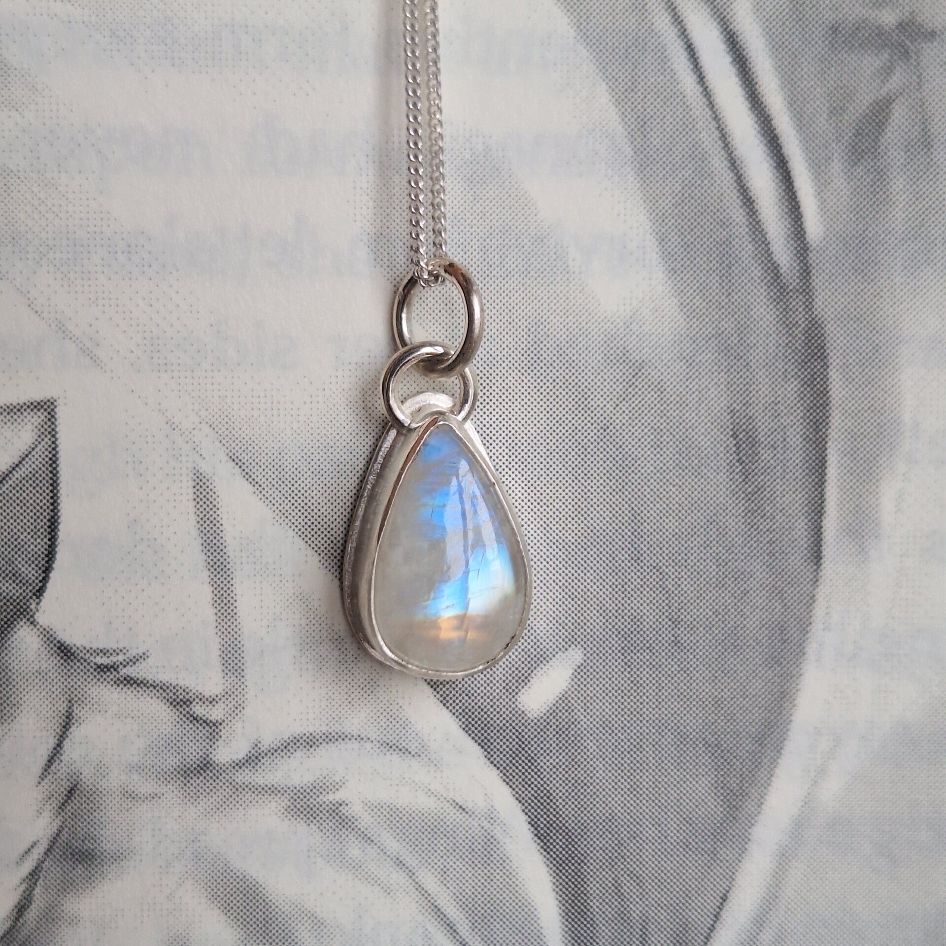 Pendentif pierre de lune arc-en-ciel