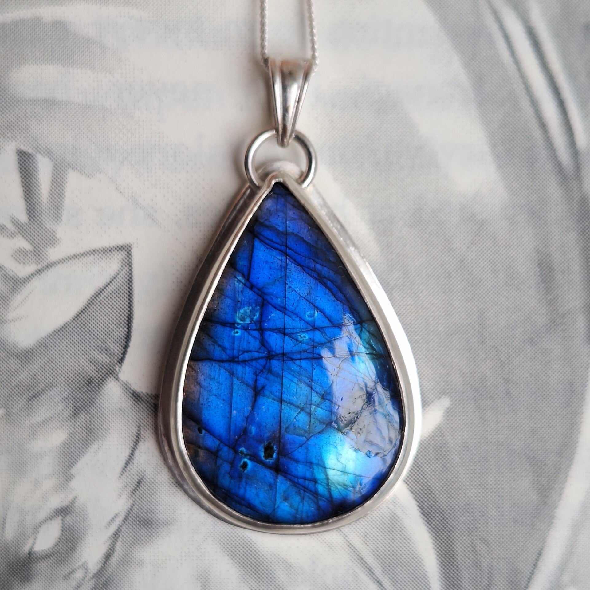 Pendentif en labradorite avec ours