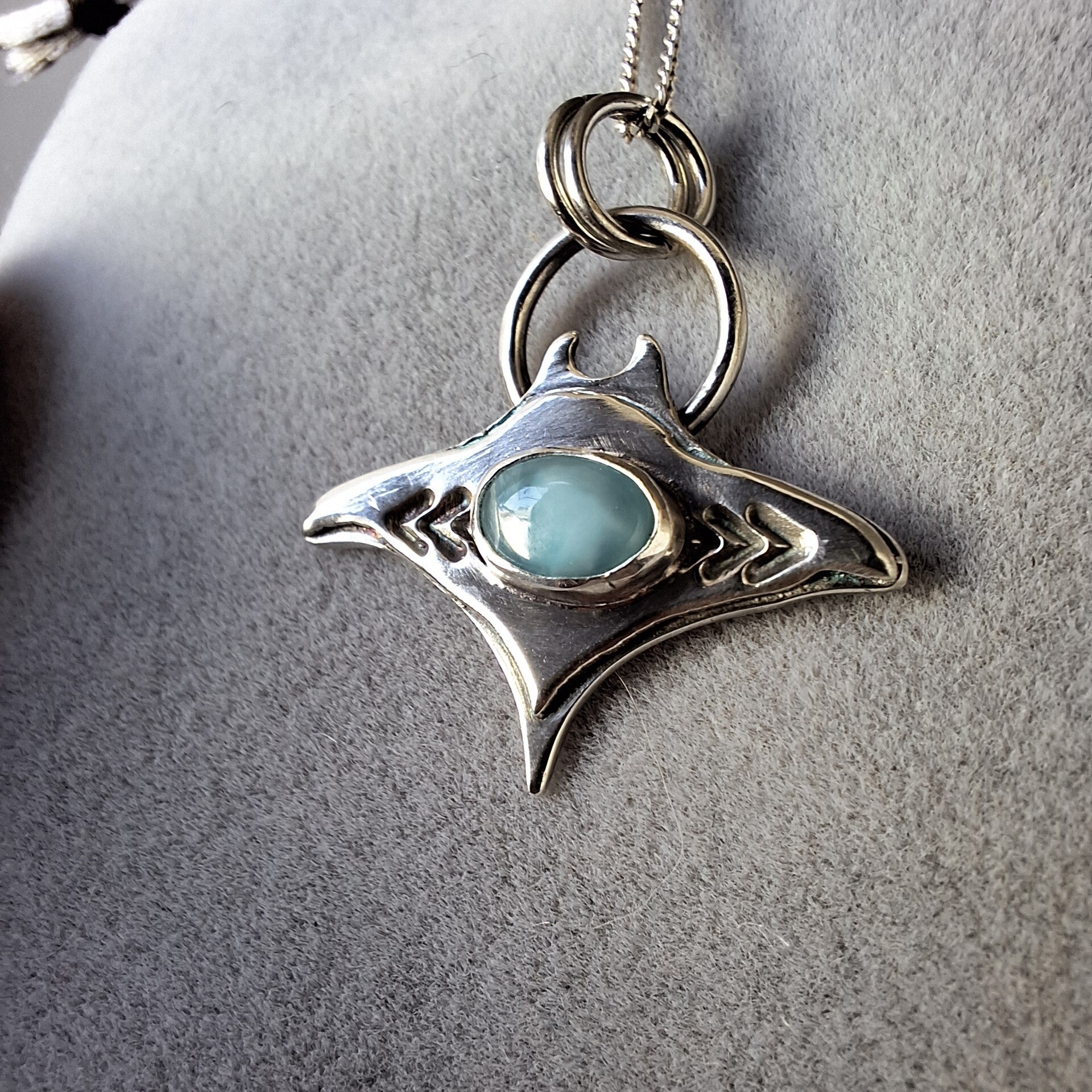 Pendentif raie avec larimar