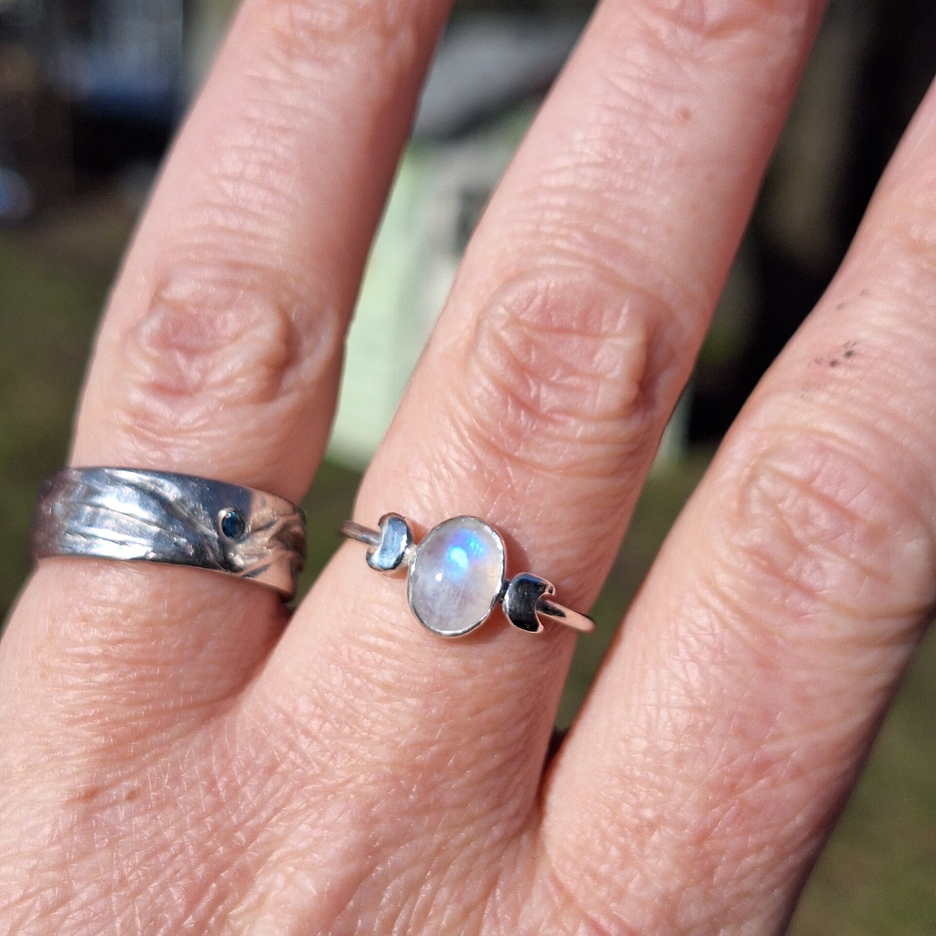 Bague triple lune avec pierre de lune arc-en-ciel