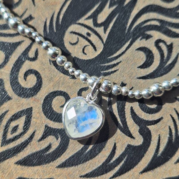 Bracelet en argent avec pendentif coeur en pierre de lune arc-en-ciel