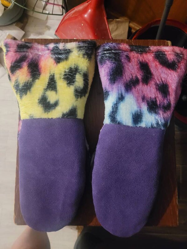 Ladies purple mitts