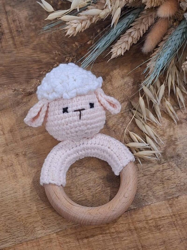 Gehaakte rammelaar schaap