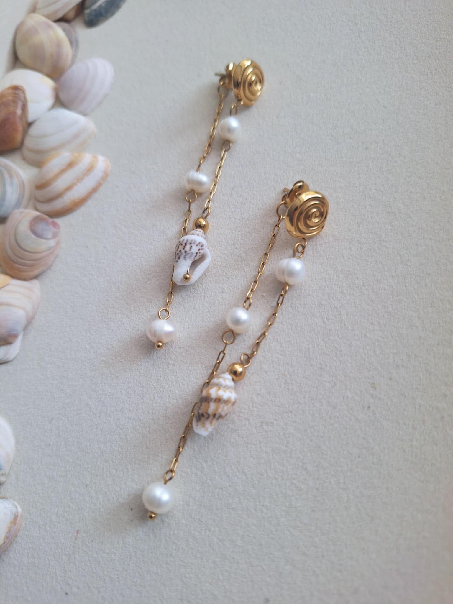 Oorbellen - schelpen hanger - 18k verguld goud