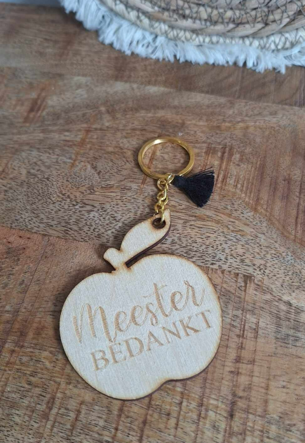 Houten appel sleutelhanger 'Meester' zwart kwastje