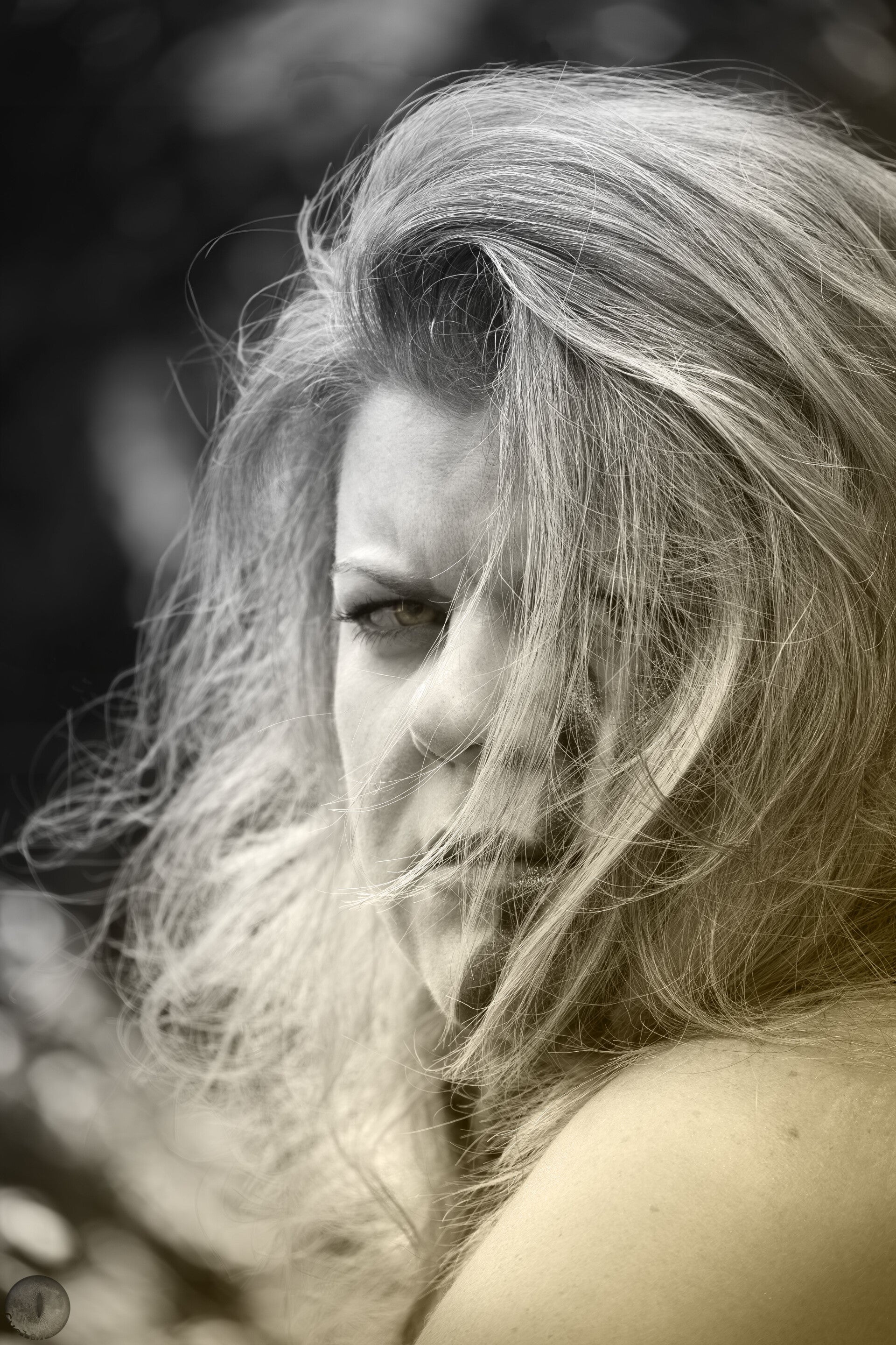 photo monochrome sépia portrait de femme