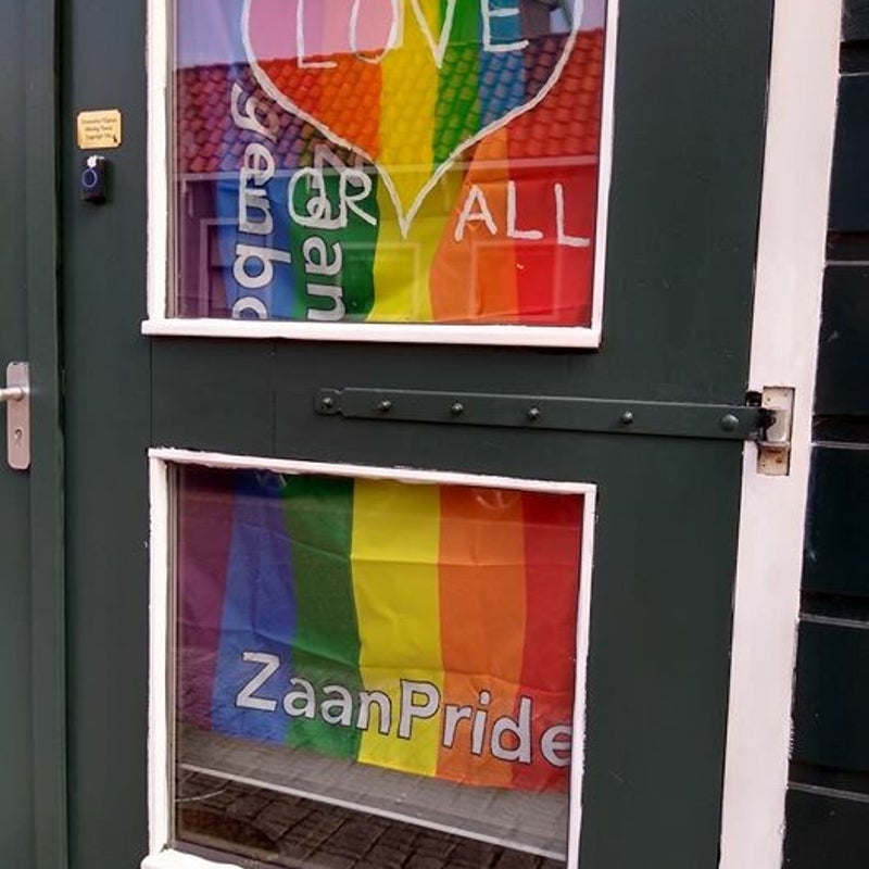20200620ZaanseRegenboogVlaggenDag.jpg