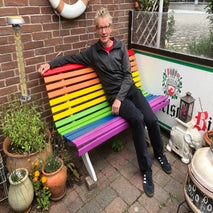 bart-op-de-zaanse-regenboogbank-standard.jpg