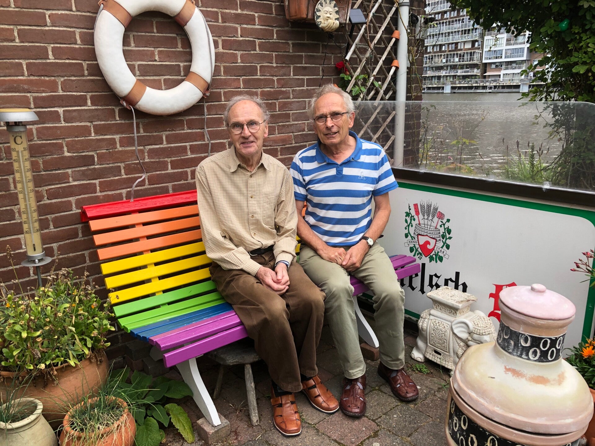gerrit-en-jan-op-de-zaanse-regenboogbank-standard.jpg