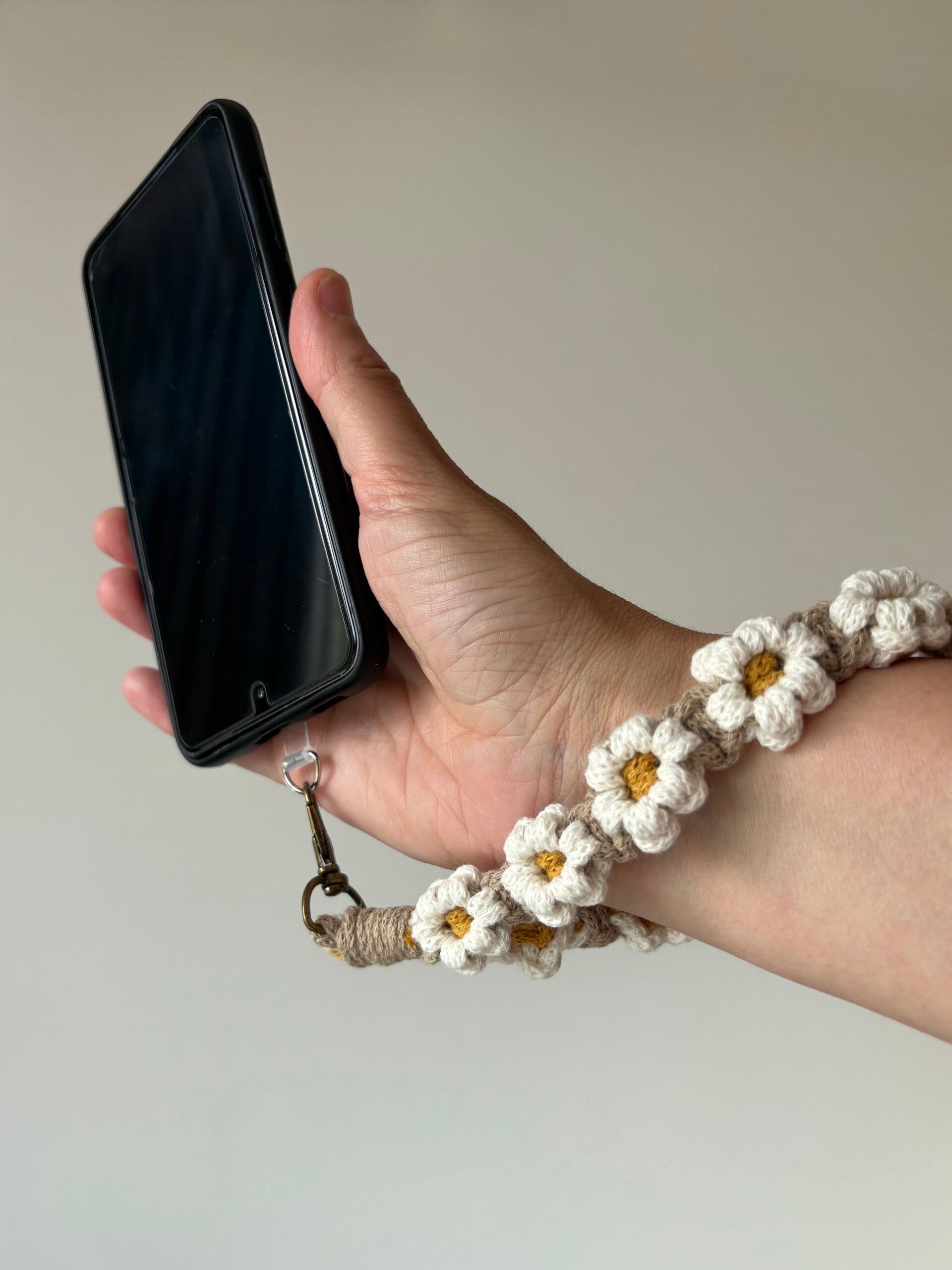 Polsbandje / Sleutelhanger  handgemaakt in macramé bloemenmotief