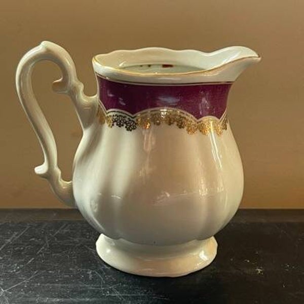 Room/Melkkannetje goudkleurig en bordeauxrood bewerkt.