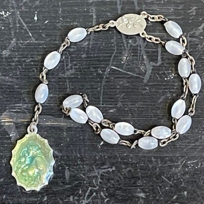 Rozenkrans "Kort parelmoer wit met groene bedel" (21cm)