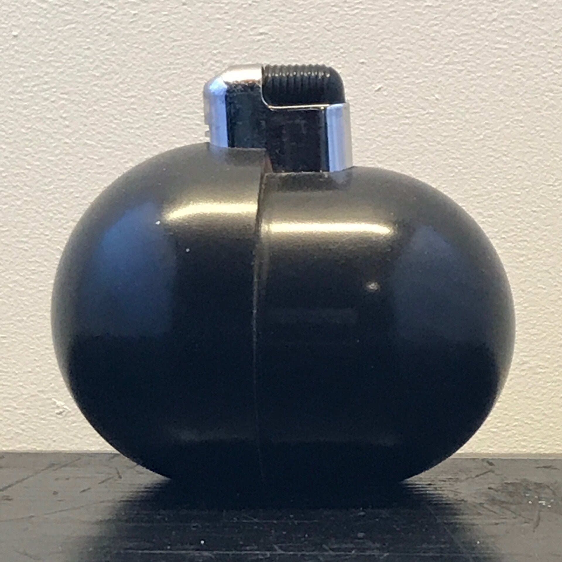 Zwart bakelieten tafel aansteker.