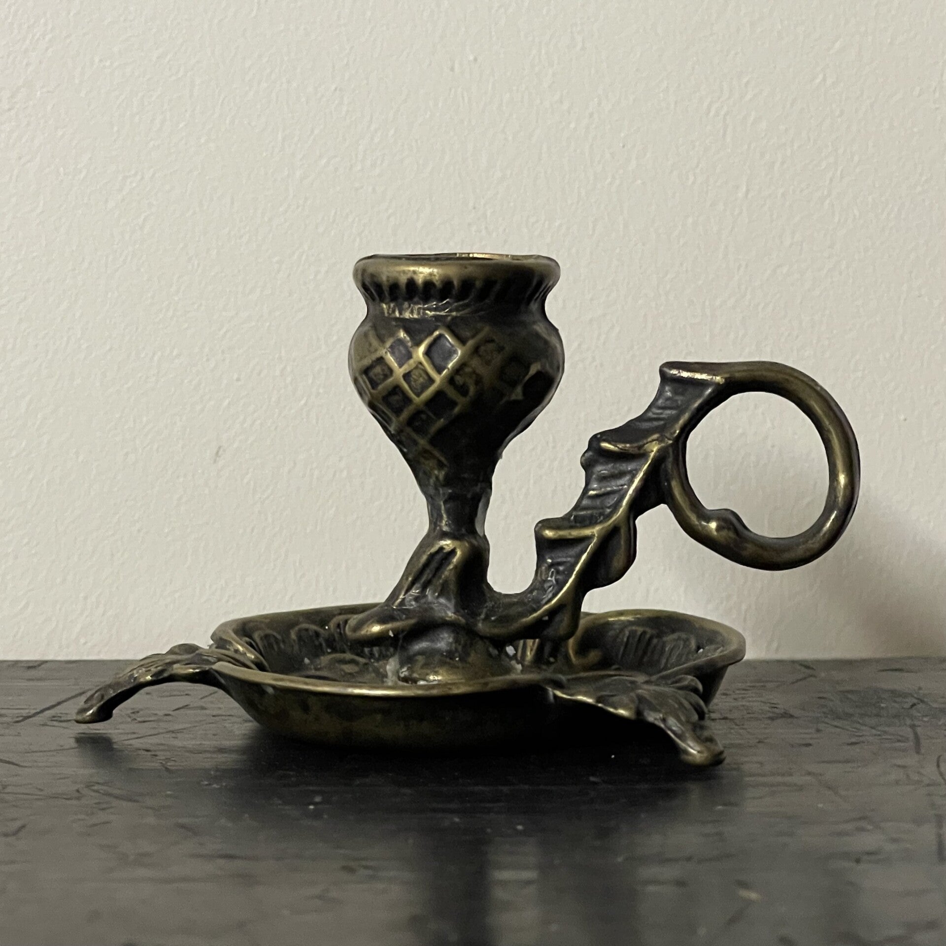 Kandelaar sierlijk bewerkt