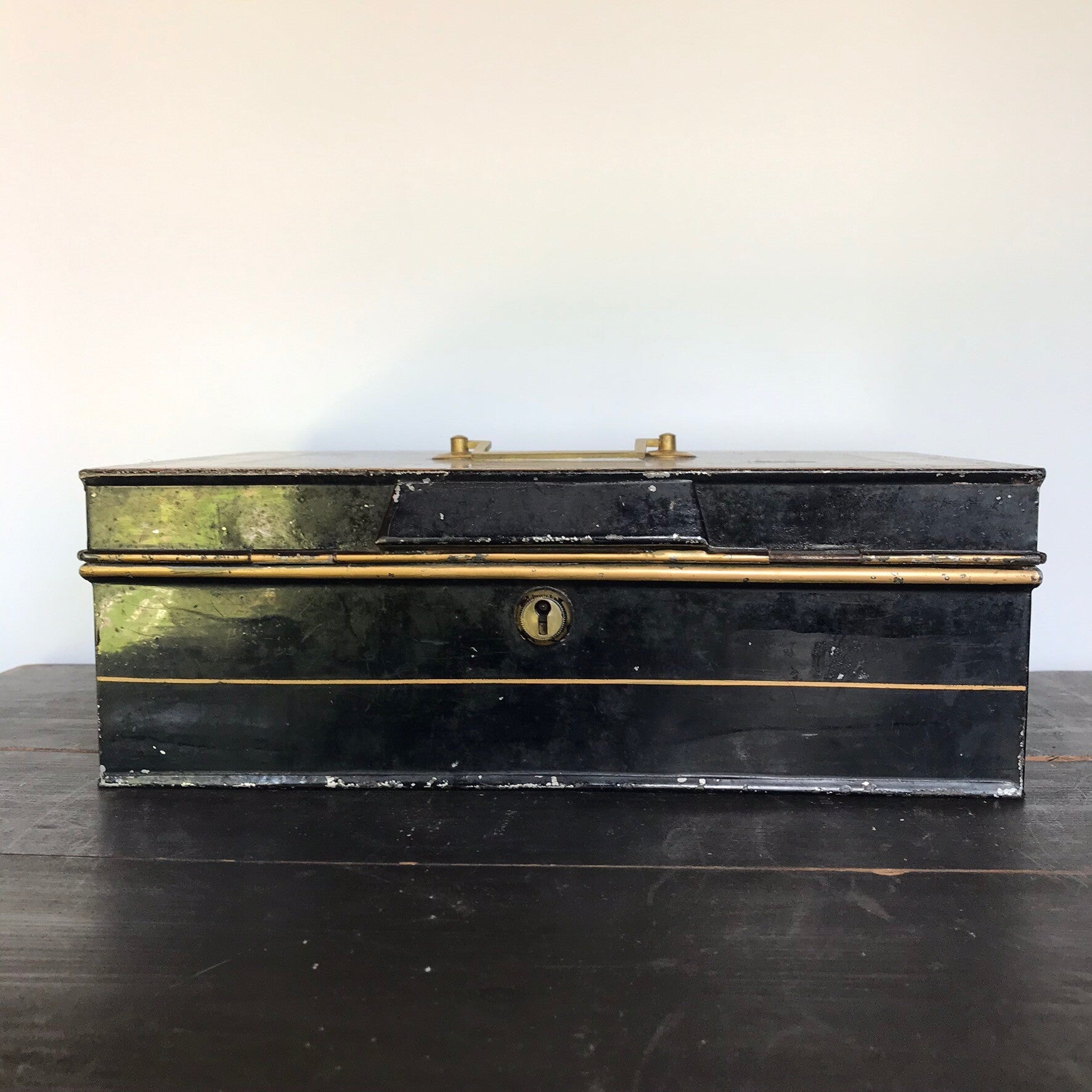 Kistje zwart met goudkleurige details