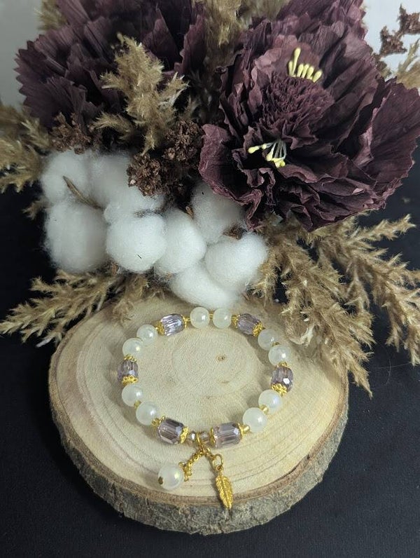 Armband Weiß und Lila mit Anhänger "Feder"