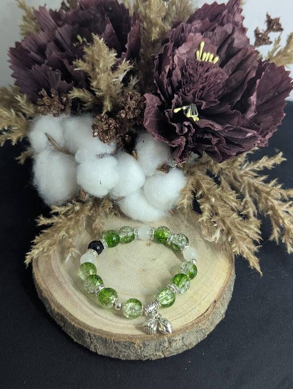 Armband Grün mit Anhänger "Knospe"