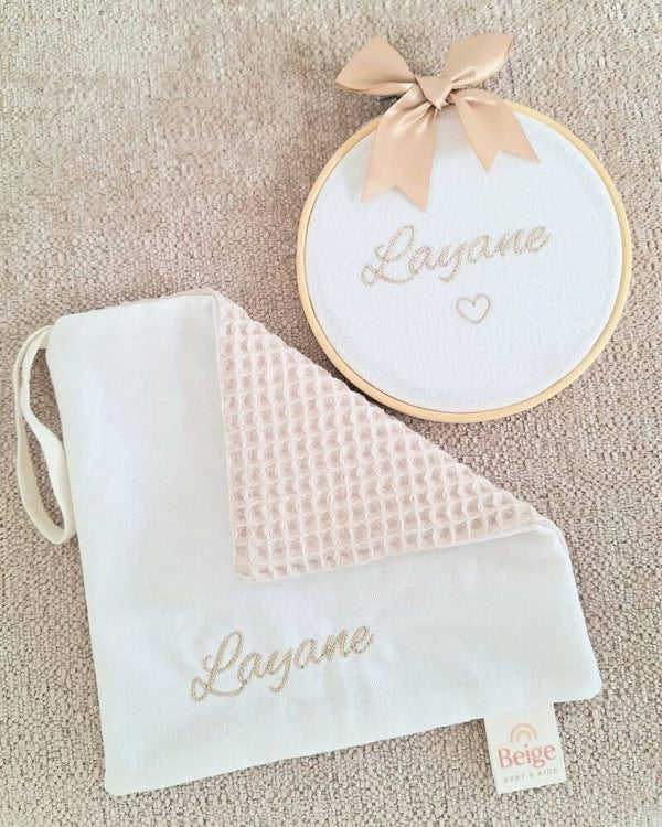 Cadeau set - knuffeldoekje en borduurraam beige