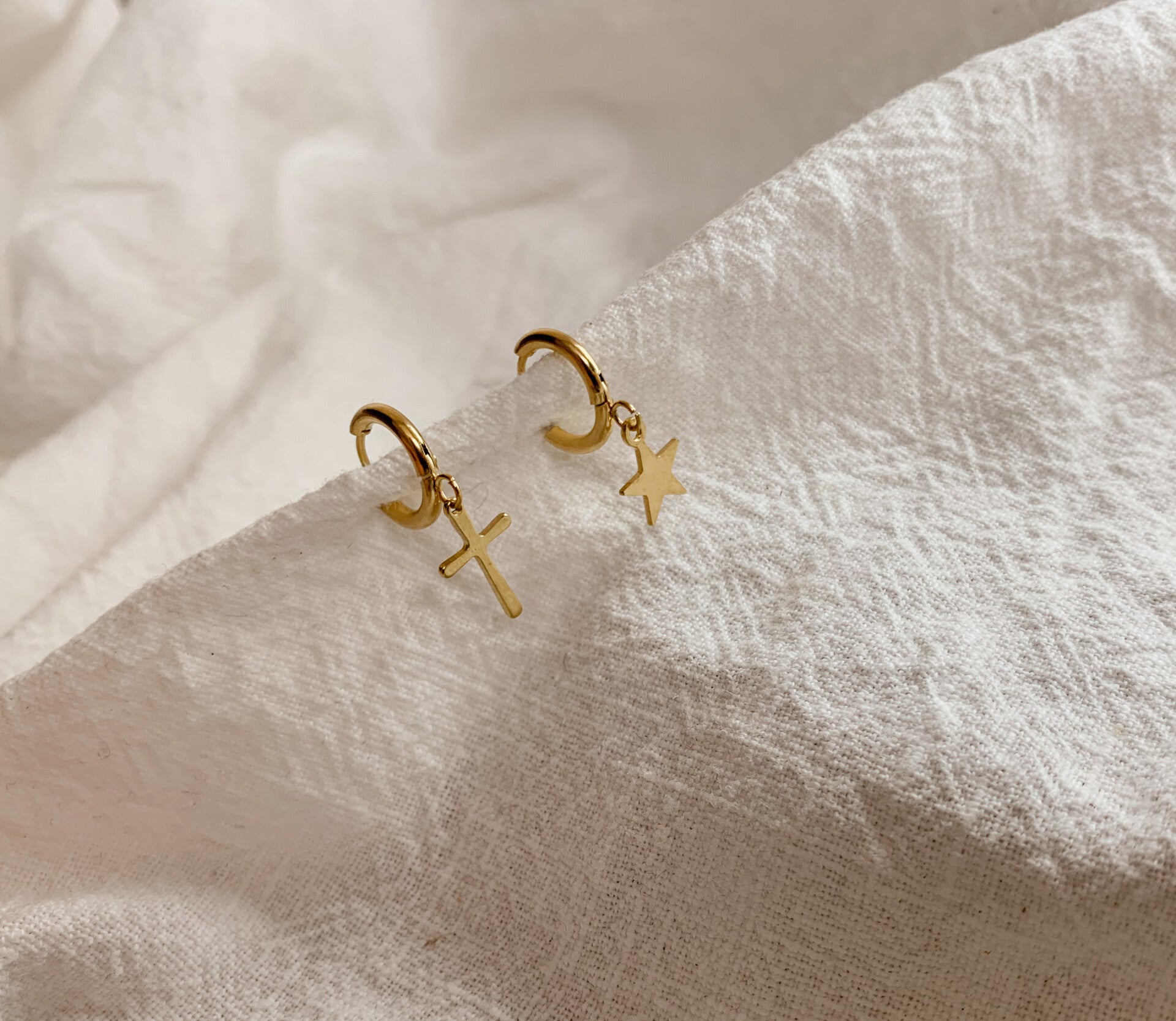 Oorbellen met sterretje of kruisje