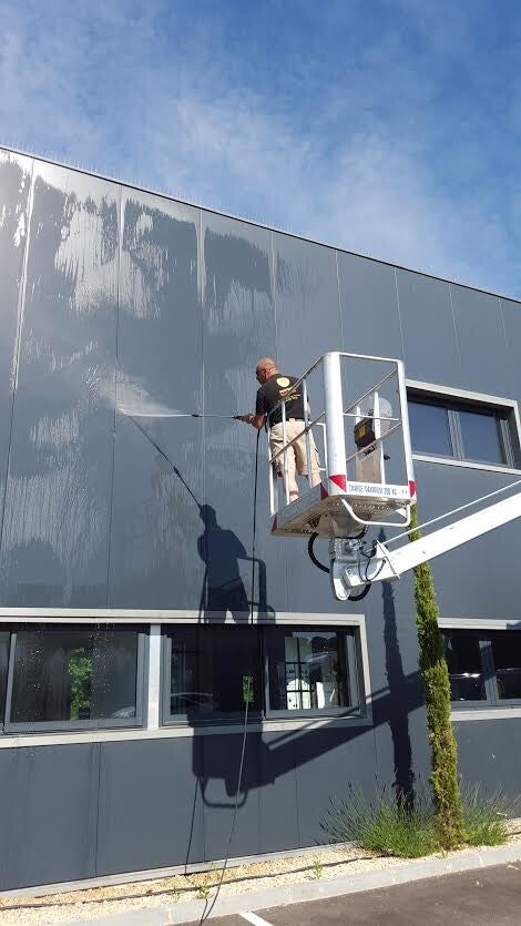 location-de-nacelle-pour-nettoyage-facade-marseille-standard-je9y1v.jpg