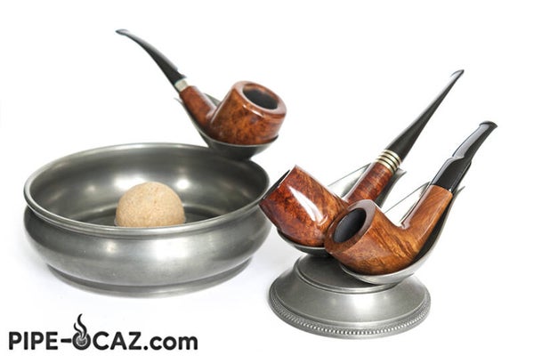 Ensemble reposes pipes (deux pipes) et cendrier (avec boule liège) en étain Chanill.