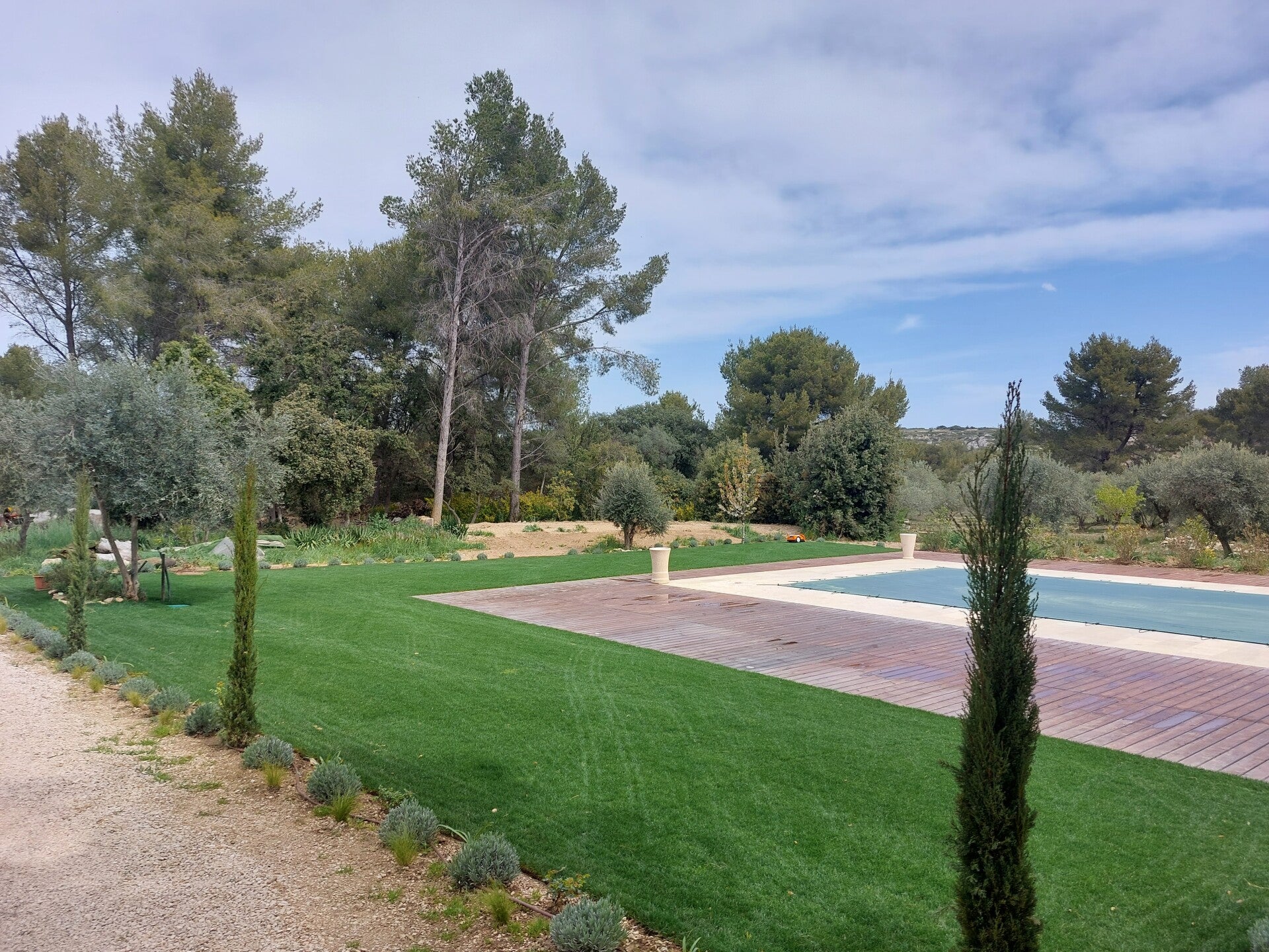 Aménagement jardin avec création terrasse en bois, pose de gazon naturel et plantation de végétaux en bordure à Lançon de Provence