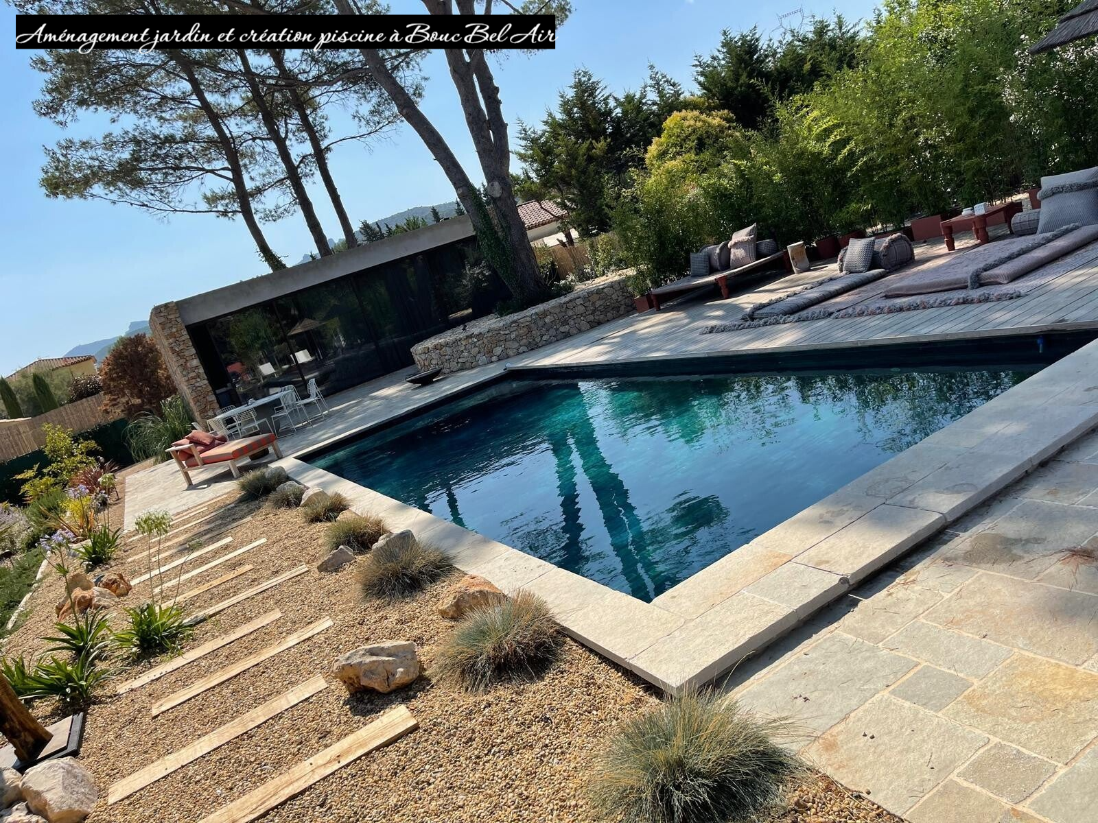 Création piscine en béton et aménagement du jardin avec construction pool house et terrasse à Bouc Bel Air