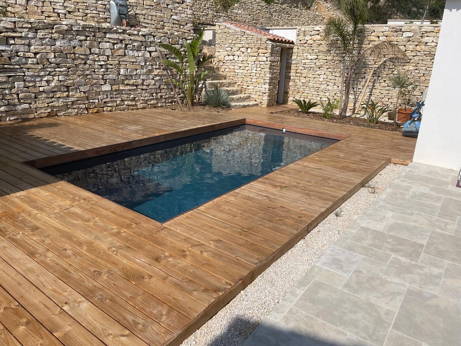 Création piscine et terrasse en bois exotique, parement des murs en pierres naturelles, plantation de végétaux  à Rognes