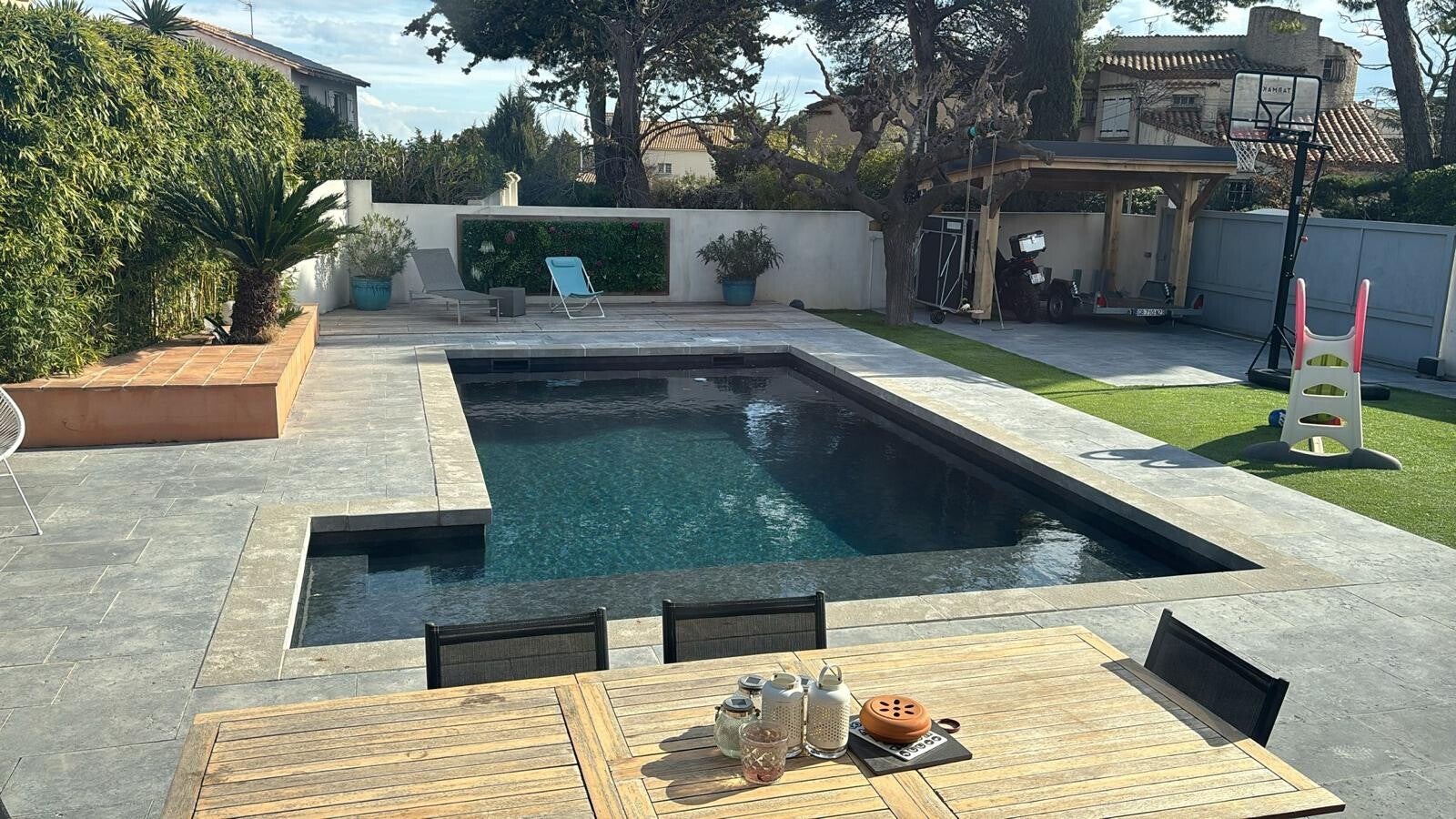 Création piscine béton avec aménagement du jardin, pose de carrelage et de gazon artificiel près de Marseille