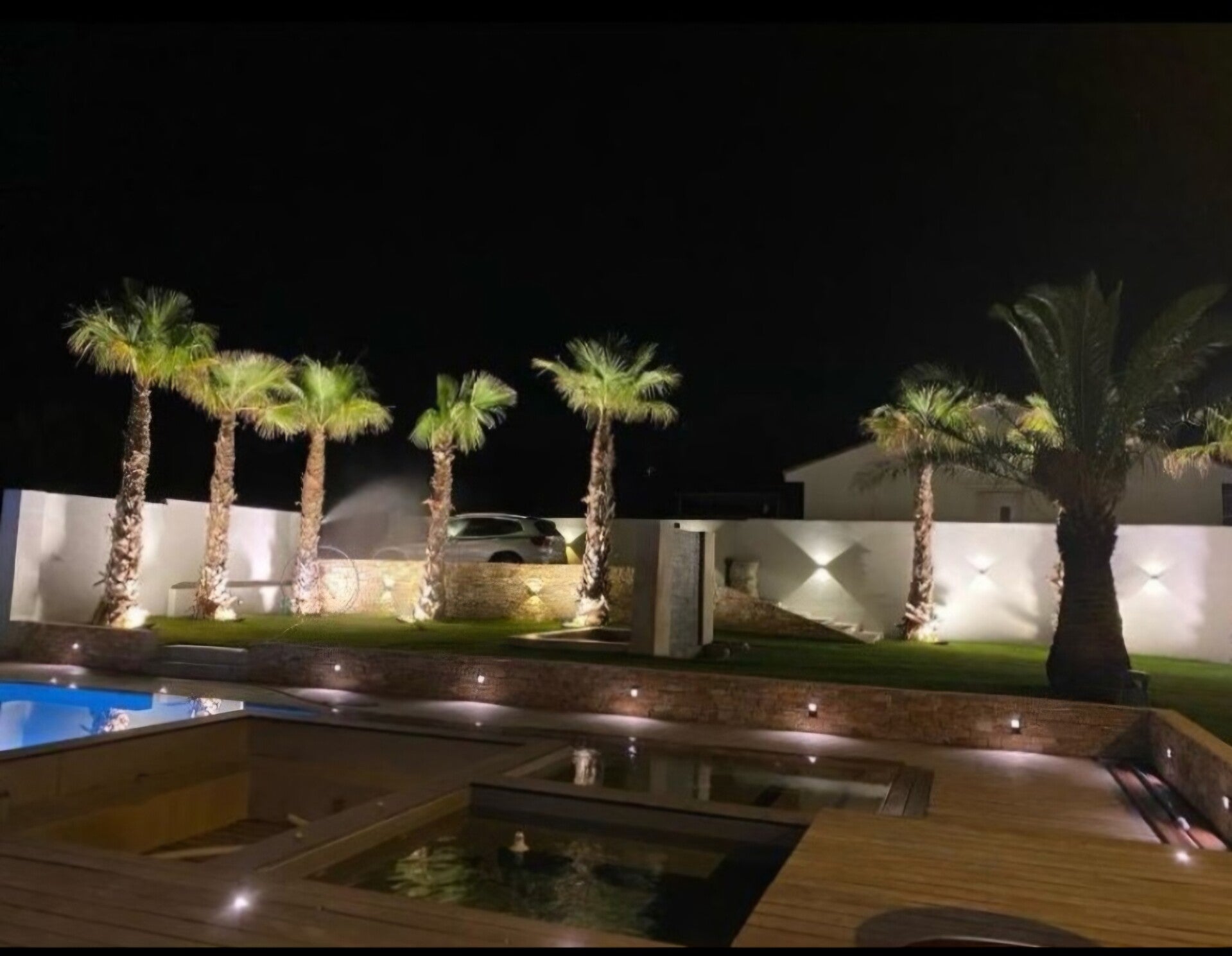 Création jardin et piscine avec pose de gazon naturel, plantation d'arbres  à Gignac La Nerthe